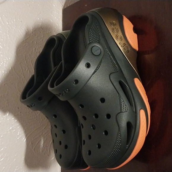 Crocs Clogs - Picture 2 of 12